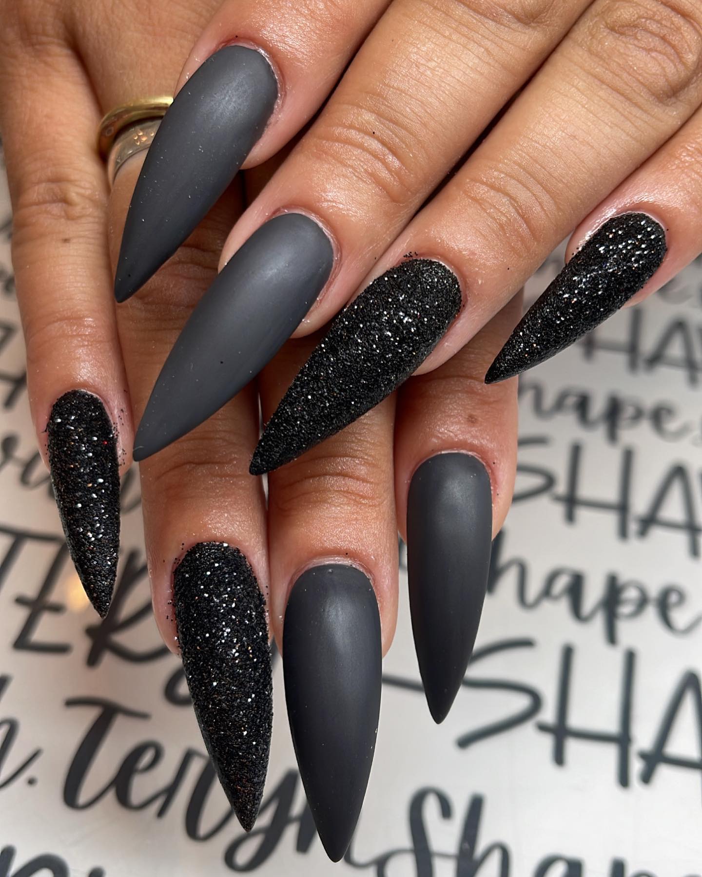 Black is the color of power and strength. This strong color looks chic with all of its types. Here, matte and glittered ones are great.