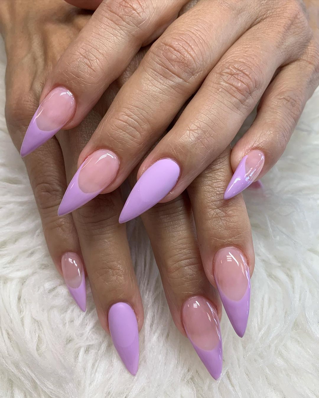 Lilac can be the cutest color, so why don't you use it with your stiletto nails? As accent nails, applying the nail polish fully to right finger is a nice idea.