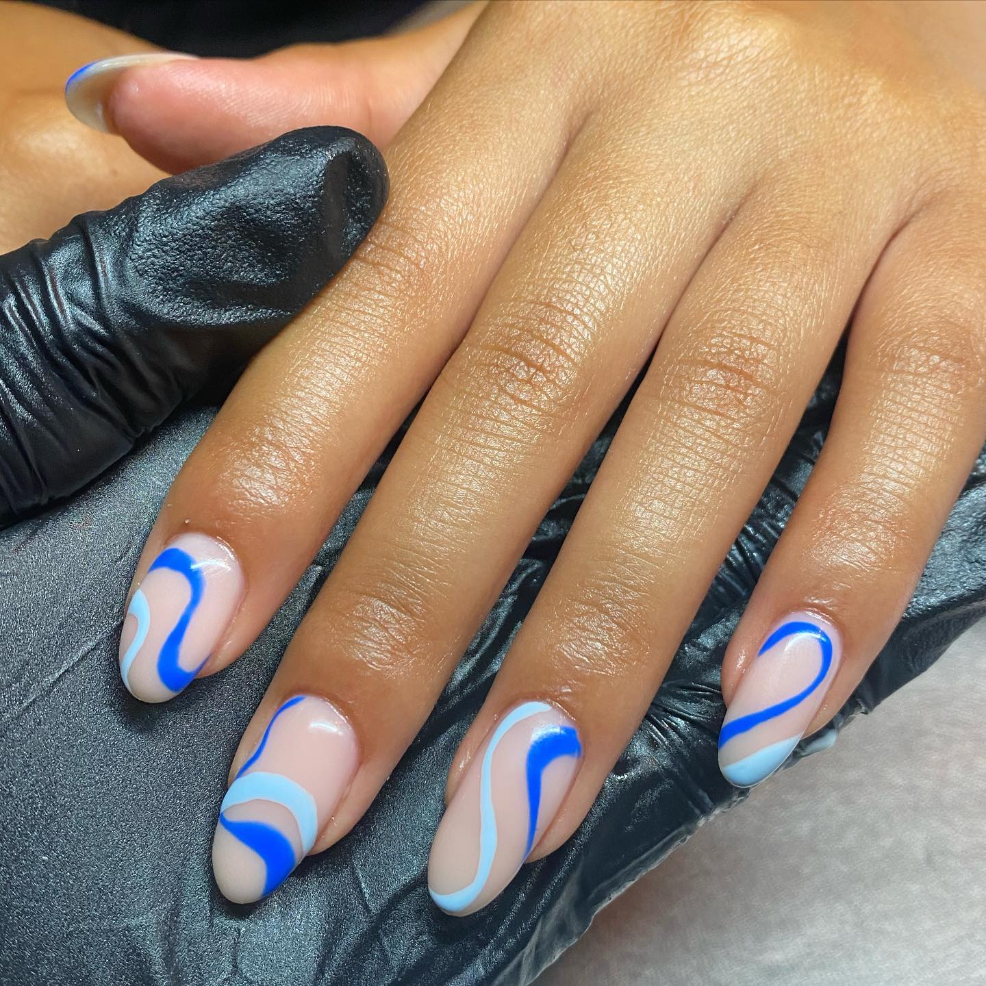 When they are drawn randomly, swirls look gorgeous. This light and dark blue swirl nail art is for those who likes these calming colors.