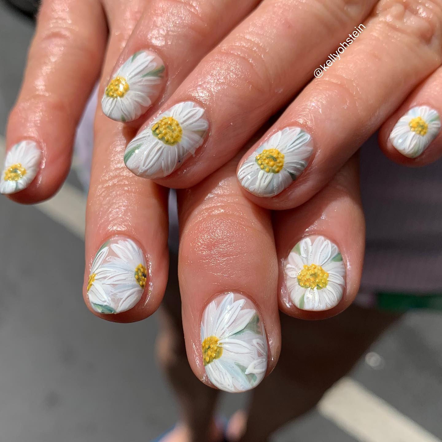 A white daisy symbolizes purity, innocence and new beginnings. All of these meanings make this flower perfect for your wedding nails. Let's cover your nails with daises and feel their purity.