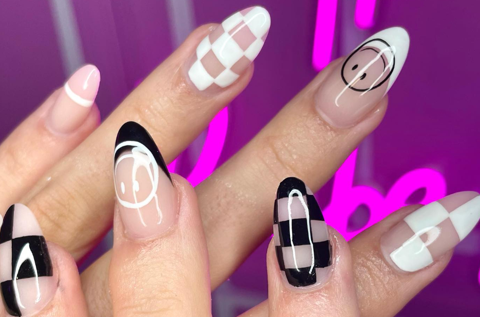 grunge 90s checkered nails