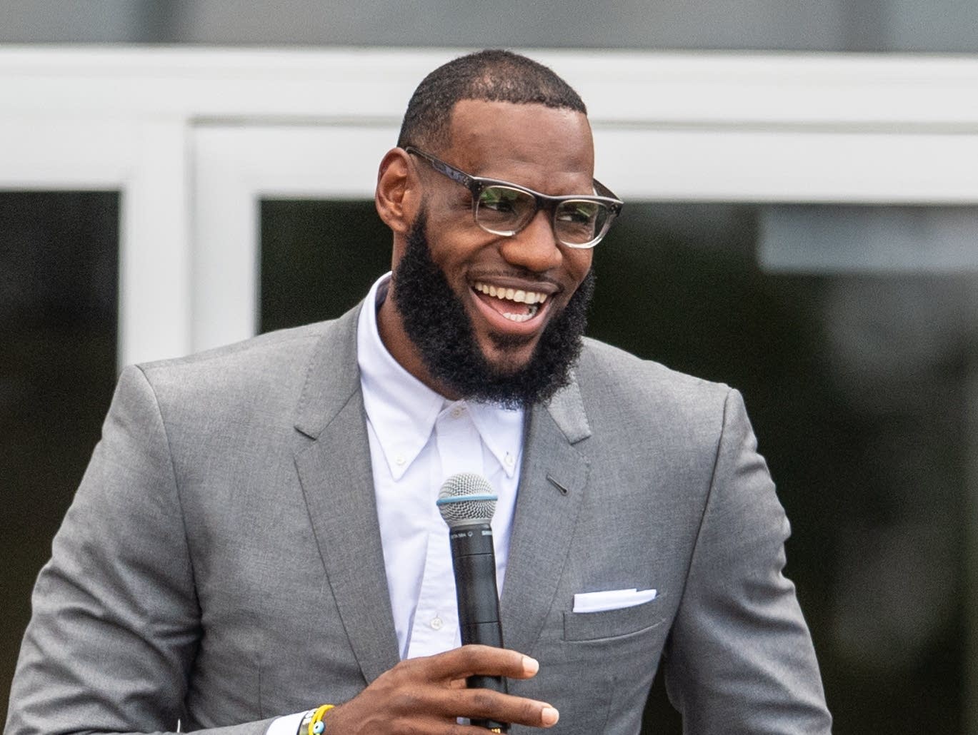 Bí quyết “tiền đẻ ra tiền” của vận động viên tỷ phú LeBron James được chú ruột dạy từ khi 3 tuổi: “Đi ăn, đi chơi với 1 đô la, những hãy tiết kiệm đồng đô la còn lại” - Ảnh 3.