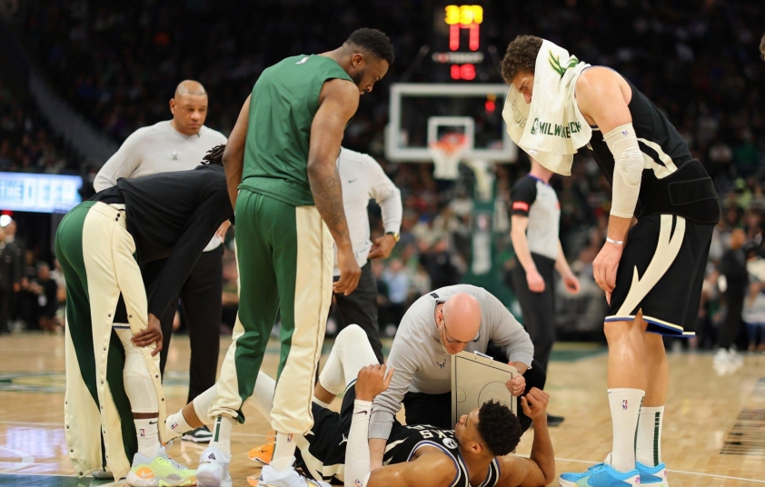 'Á thần' Giannis Antetokounmpo chấn thương trước thềm NBA Playoffs 2024 440370