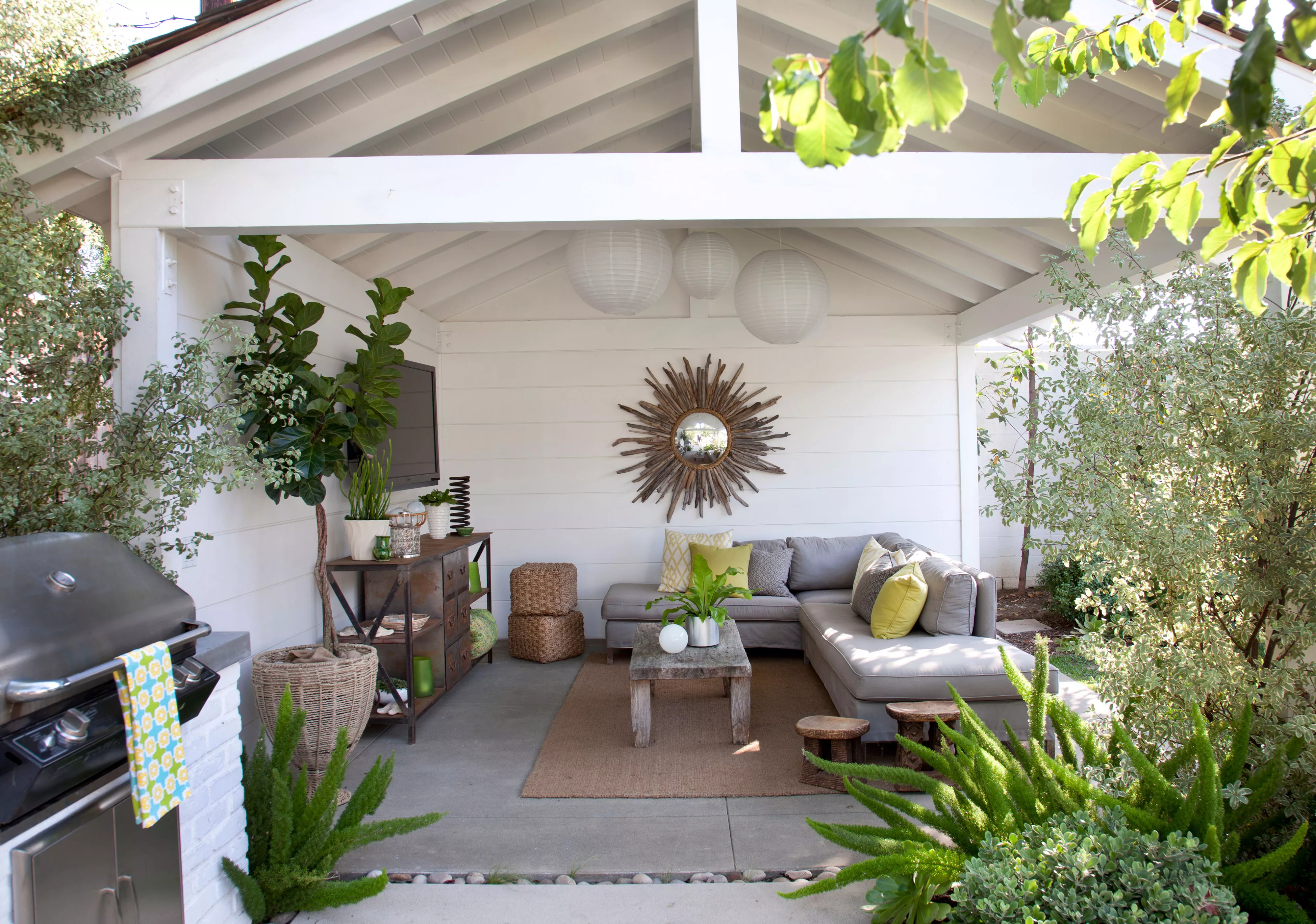 Covered patio entertaining space