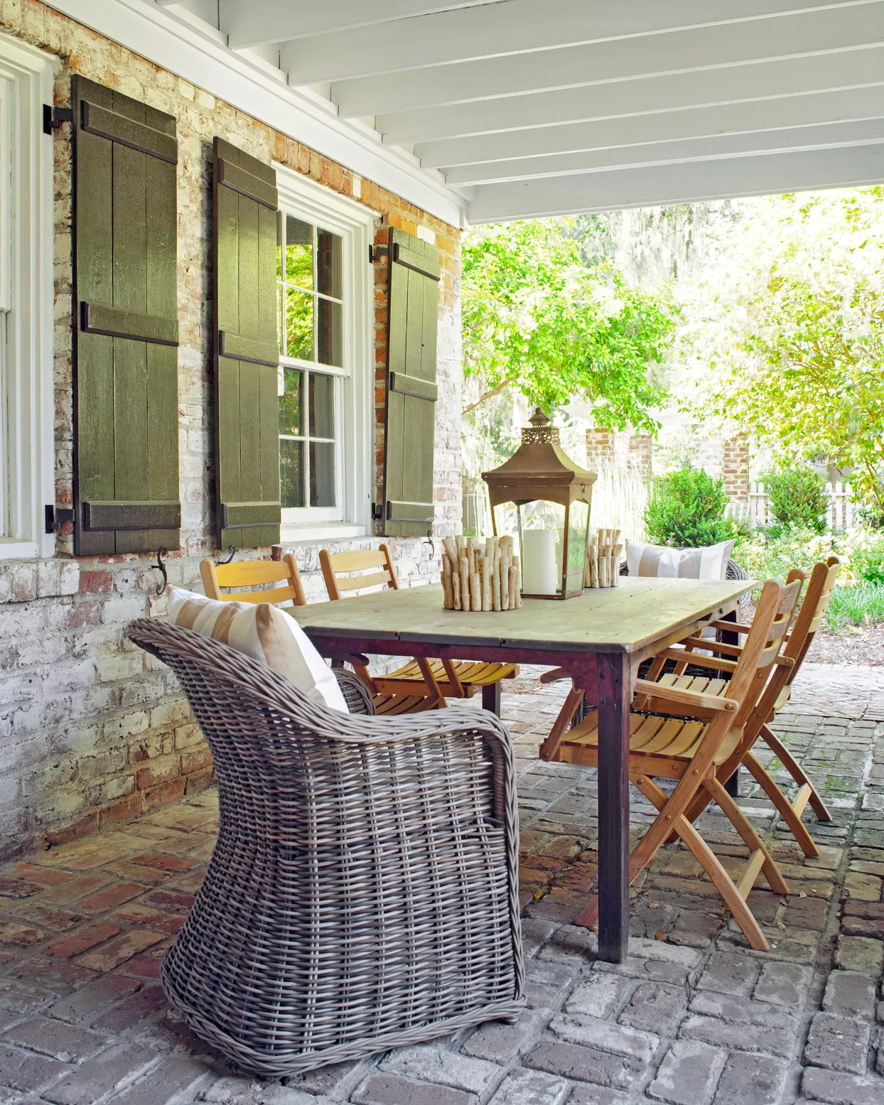 covered patio dining area