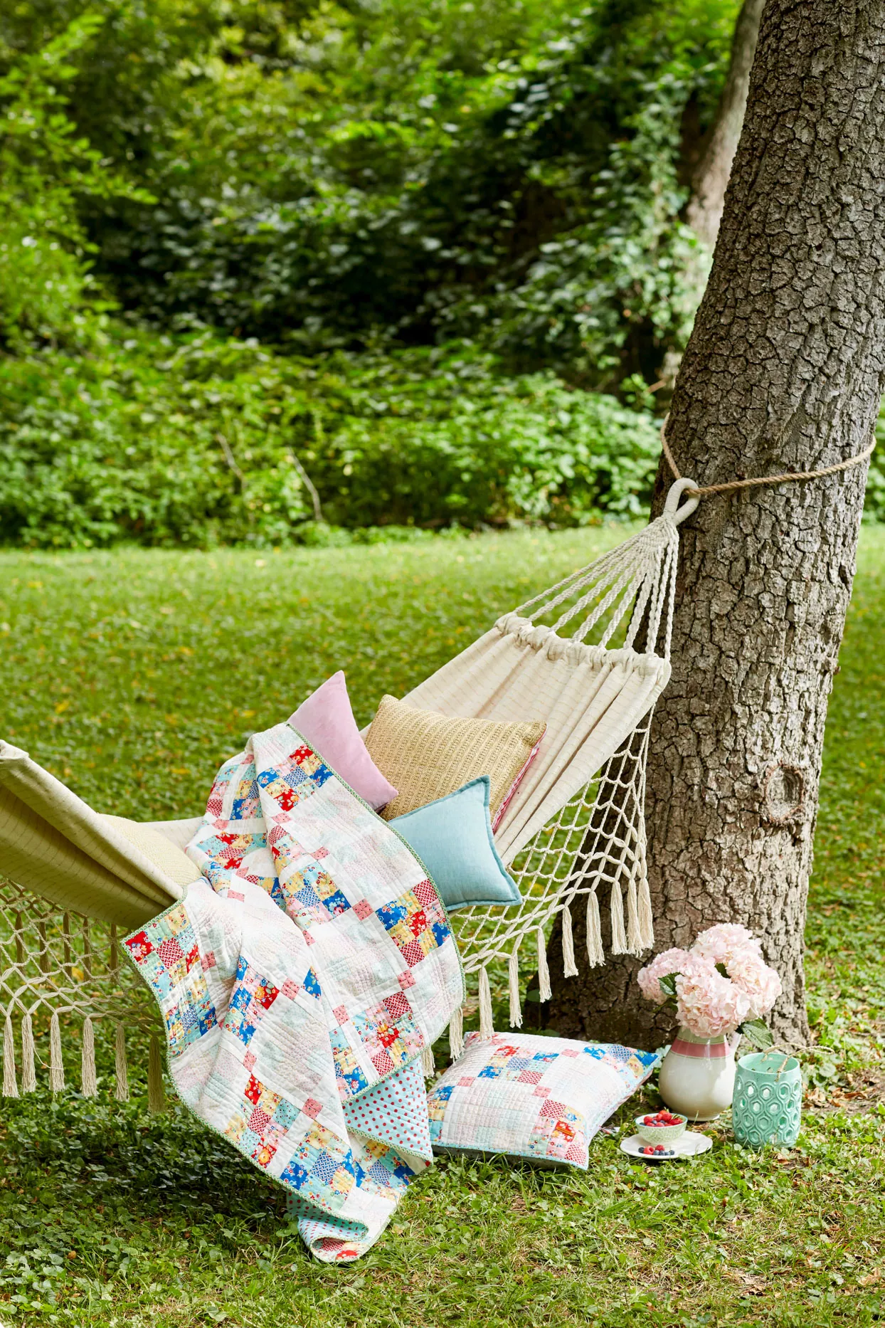 hammock with quilt and pillows