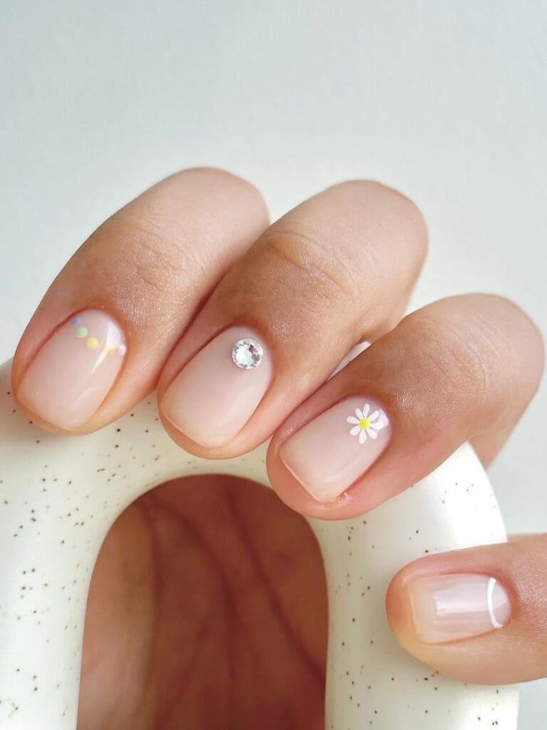 summer Korean nail design: white flower