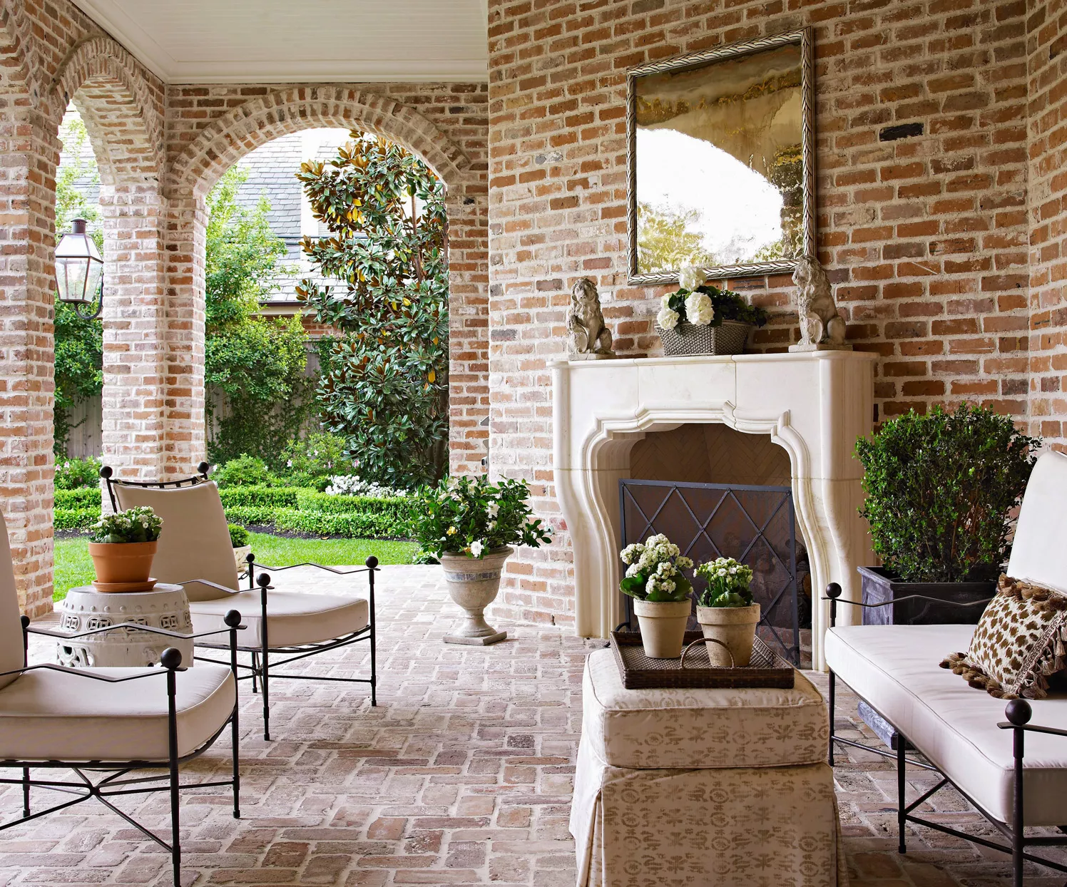 Traditional style outdoor patio