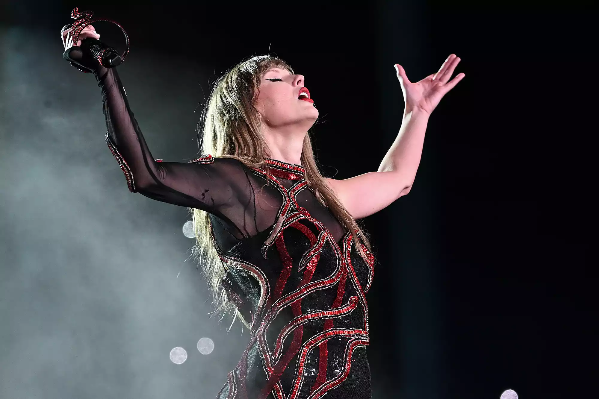 Taylor Swift performs at Estadio da Luz 