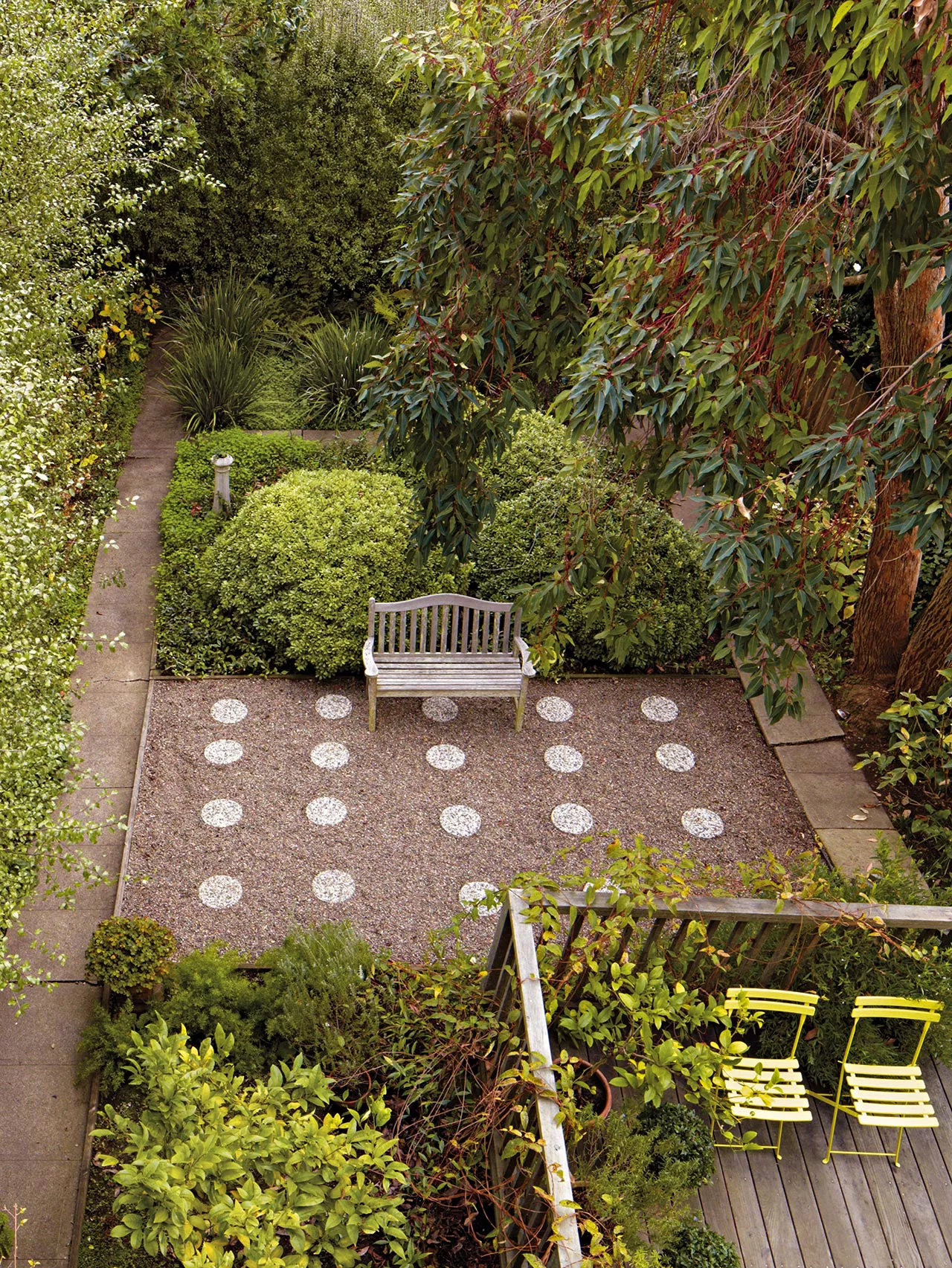 Garden patio with pea gravel and greenery