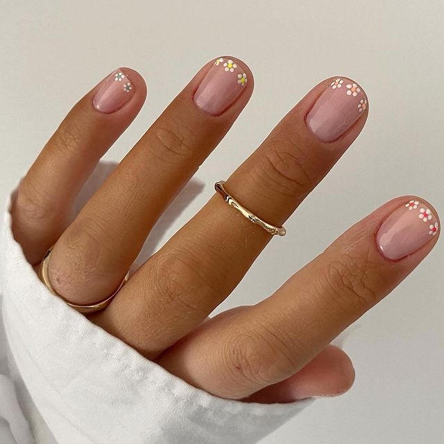 MINIMALIST FLORAL SPRING NAIL DESIGNS