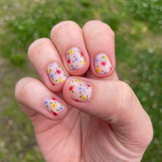 MINIMALIST FLORAL SPRING NAIL DESIGNS