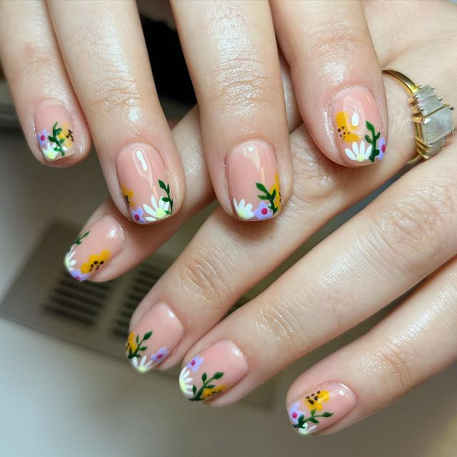 MINIMALIST FLORAL SPRING NAIL DESIGNS