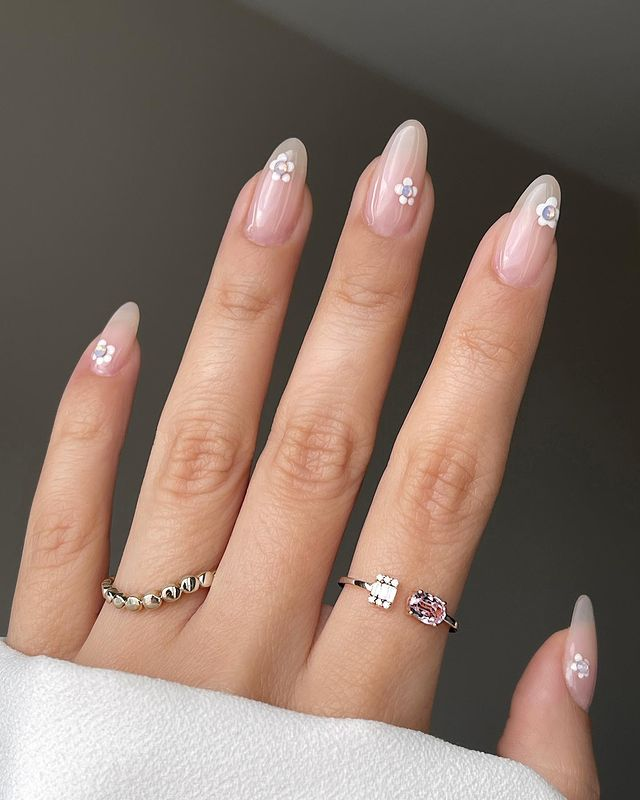 MINIMALIST FLORAL SPRING NAIL DESIGNS