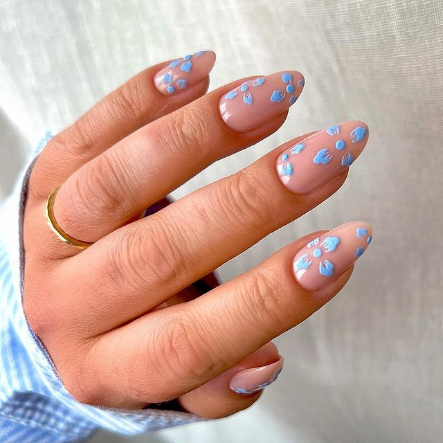 MINIMALIST FLORAL SPRING NAIL DESIGNS