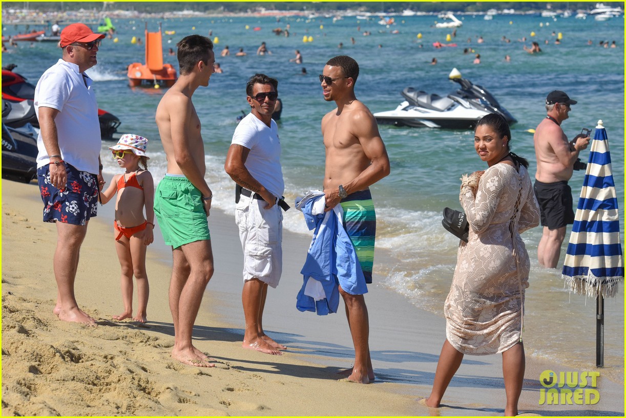 Stephen Curry Goes Shirtless for Beach Vacation with Ayesha!: Photo 3724243 | Ayesha Curry, Shirtless, Stephen Curry Photos | Just Jared: Entertainment News