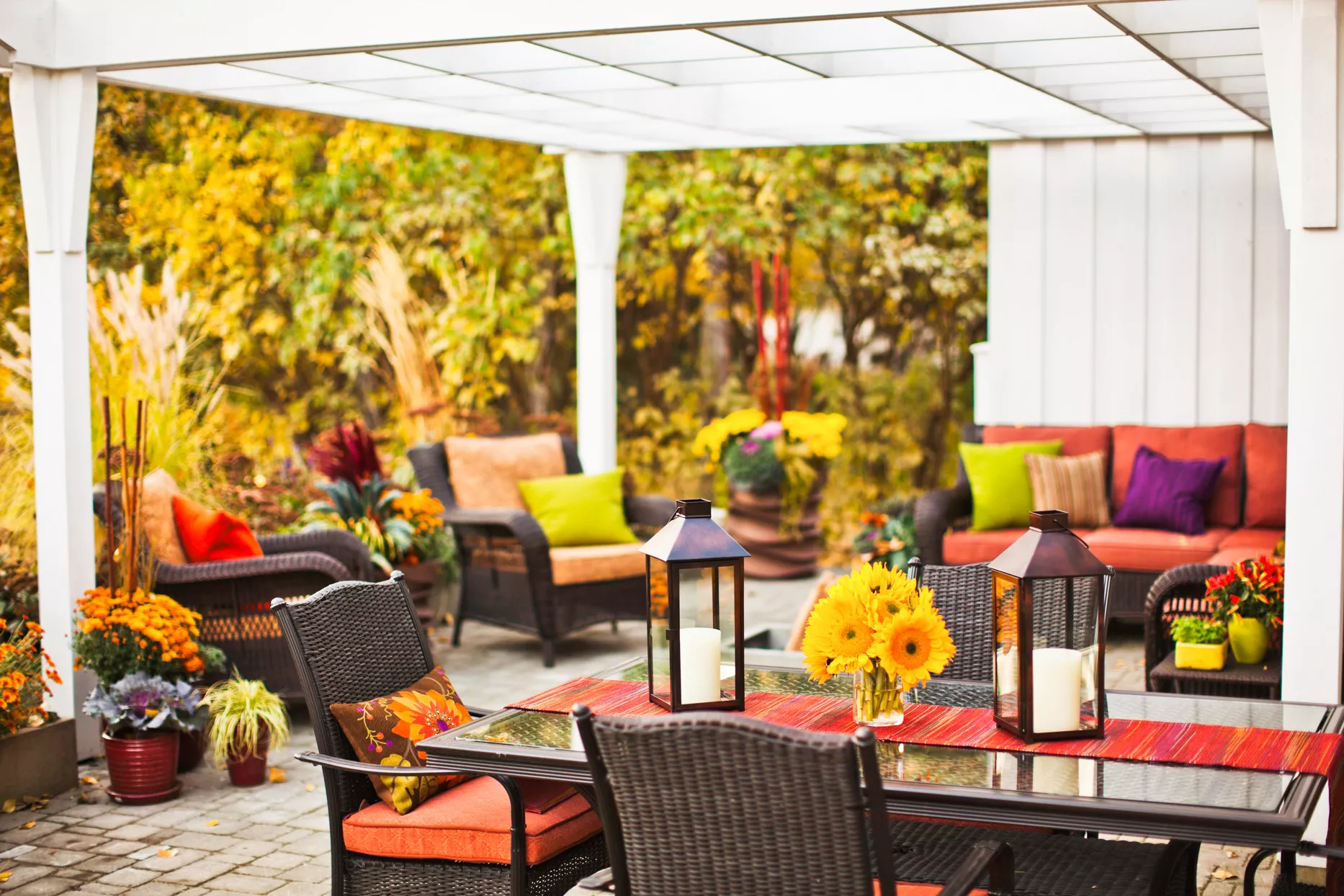 outdoor sitting area under pergola