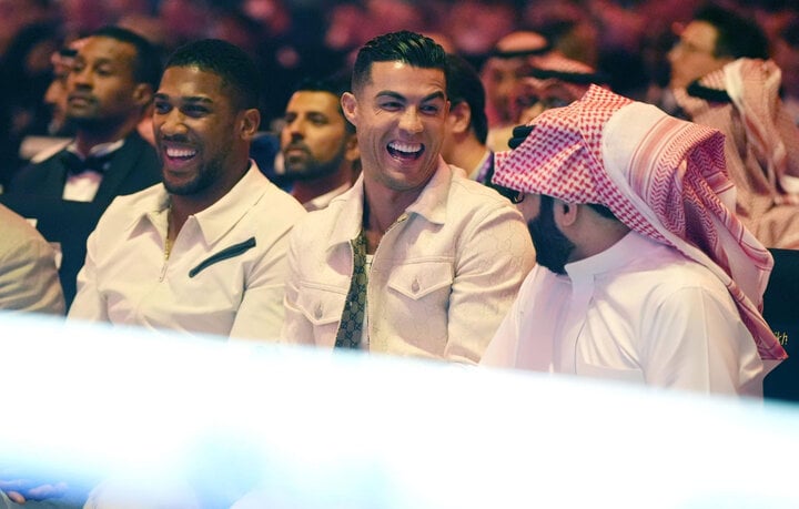 Ronaldo đi siêu xe, đeo đồng hồ 38 tỷ đồng xem trận boxing thế kỷ- Ảnh 1.