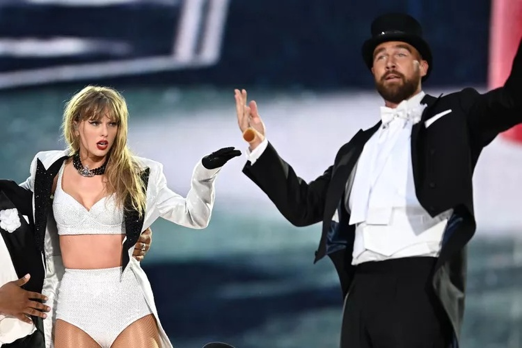 Taylor Swift gây sốc vì mang bạn trai lên sân khấu biểu diễn - 1
