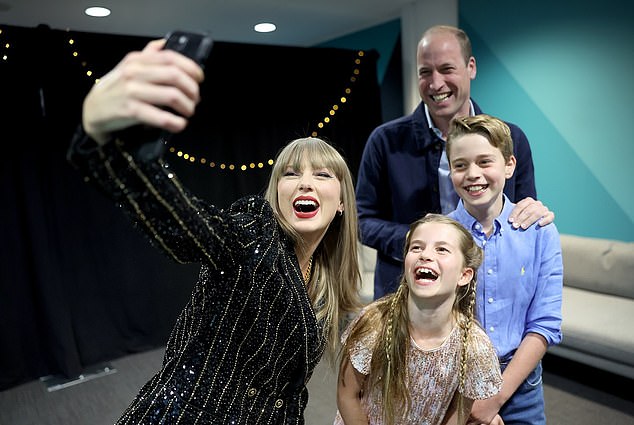 Công chúa Charlotte gây sốt khi giống hệt cố Nữ vương Elizabeth II trong bức ảnh selfie cùng Taylor Swift - Ảnh 3.