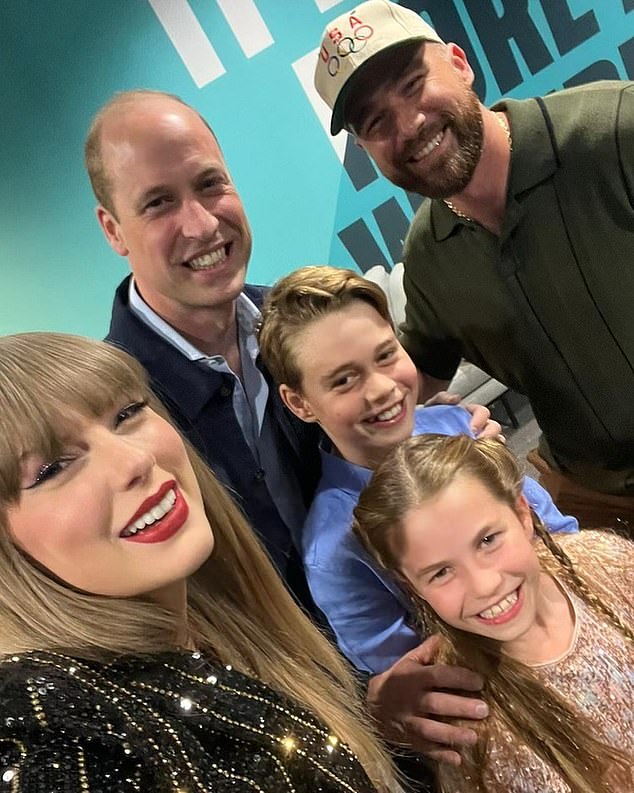 Công chúa Charlotte gây sốt khi giống hệt cố Nữ vương Elizabeth II trong bức ảnh selfie cùng Taylor Swift - Ảnh 1.