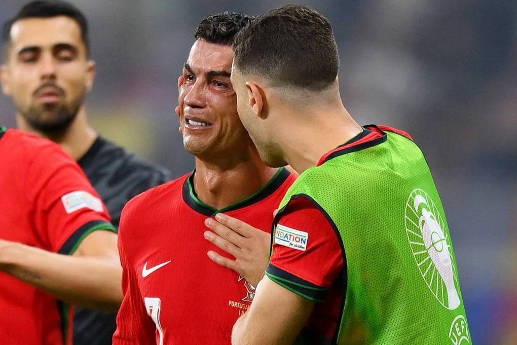 C.Ronaldo khóc nức nở sau khi đá hỏng phạt đền - 2