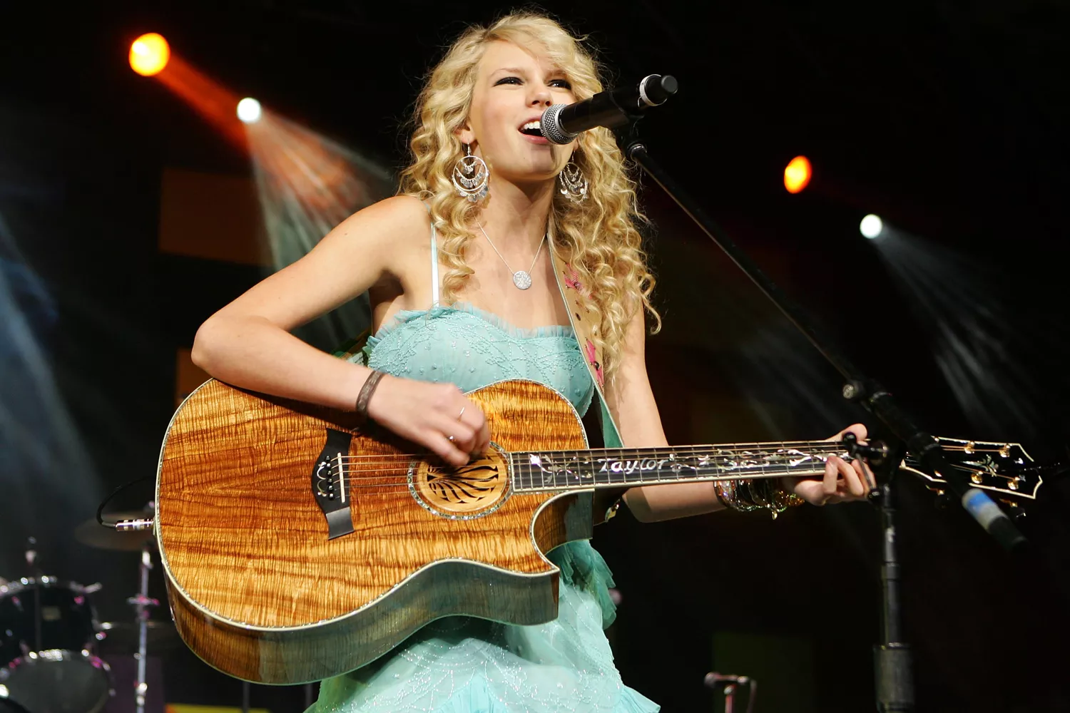 Musician Taylor Swift performs onstage during the first ever Academy Of Country Music New Artists' Show Party for a Cause, benefiting the ACM Charitable Fund held at the MGM Grand Ballroom, MGM Grand Conference Center on May 14, 2007