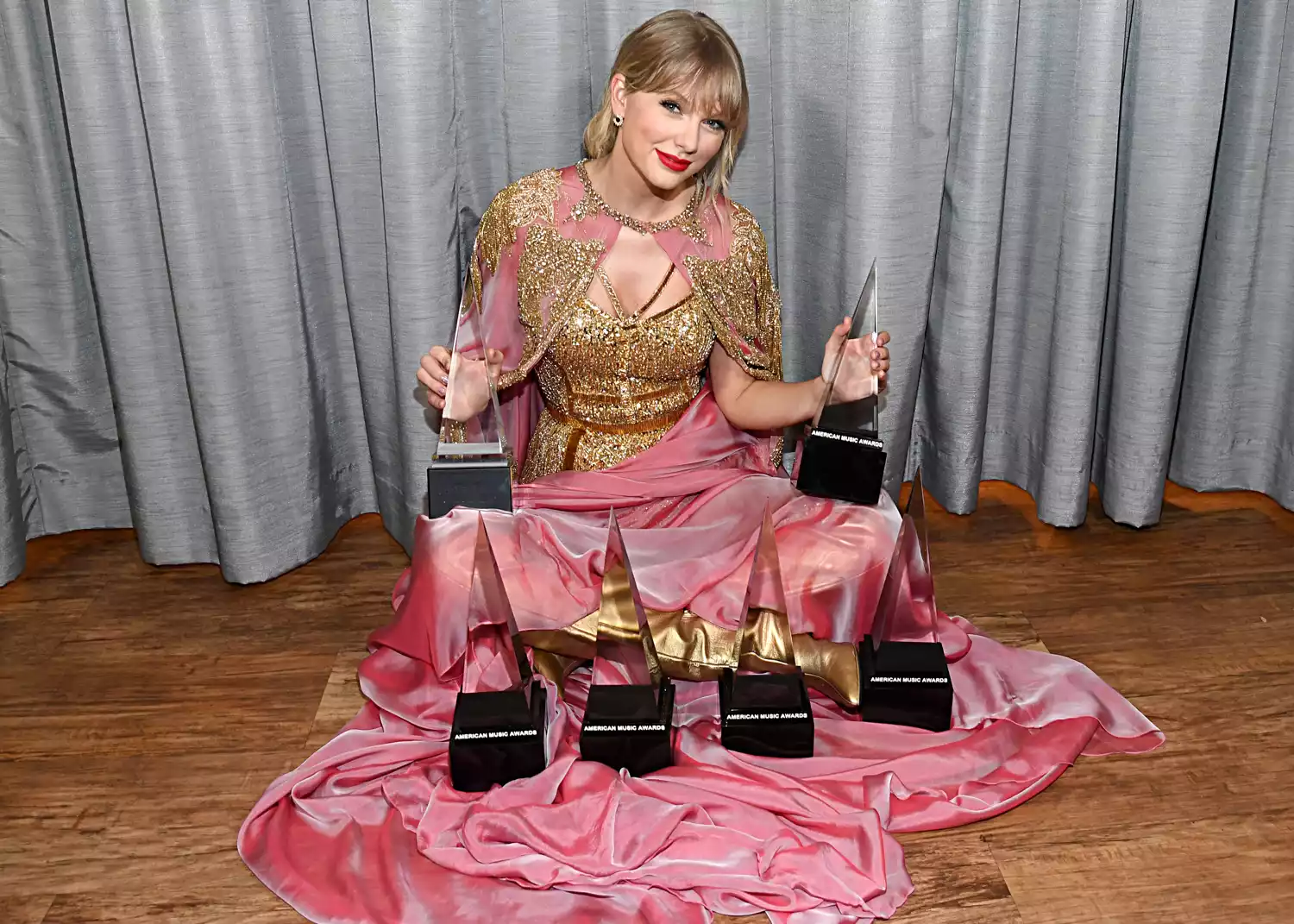 Taylor Swift attends the 2019 American Music Awards at Microsoft Theater on November 24, 2019